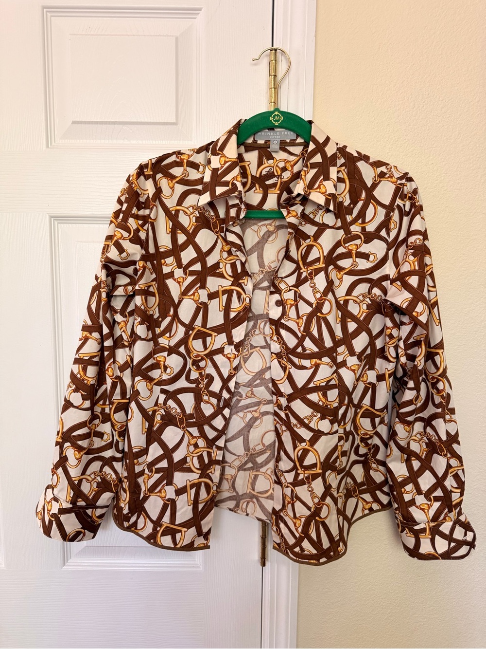 Wrinkle Free, size 6. Chain printed blouse fitted